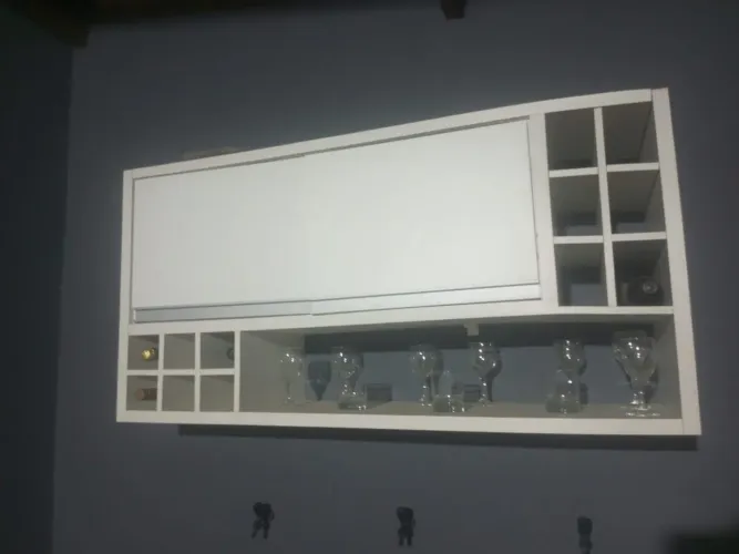 Armário com dega de vinho de parede