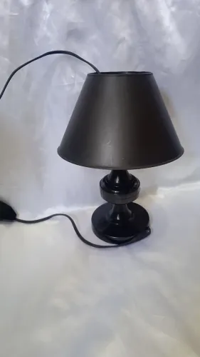 Abajur/Luminária na cor preta, Ilumine seu ambiente com elegância! ?