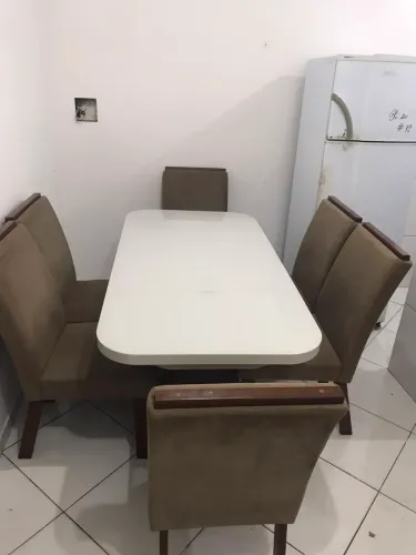 Mesa de jantar com seis cadeiras