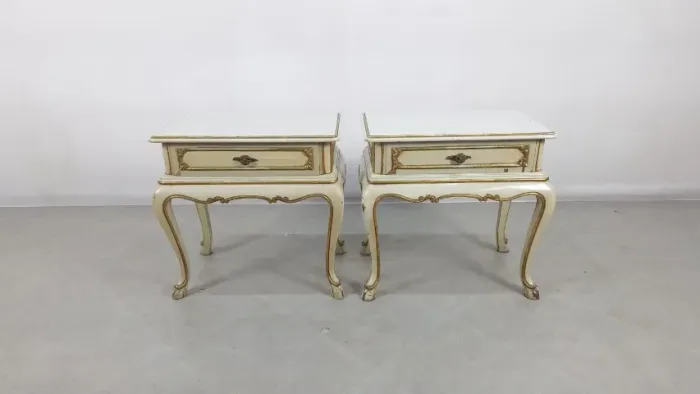 Par de Mesas de Cabeceira Provençal Decada de 40 laqueado na cor branco gelo