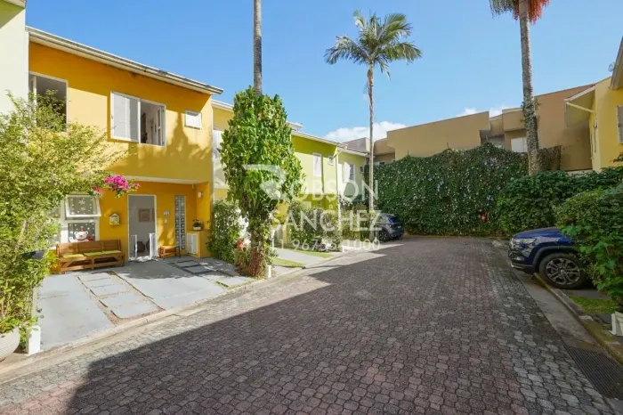 Casa a venda em condomínio fechado em Santo Amaro com 3 quartos, 1 suíte, 2 vagas, 112m², 