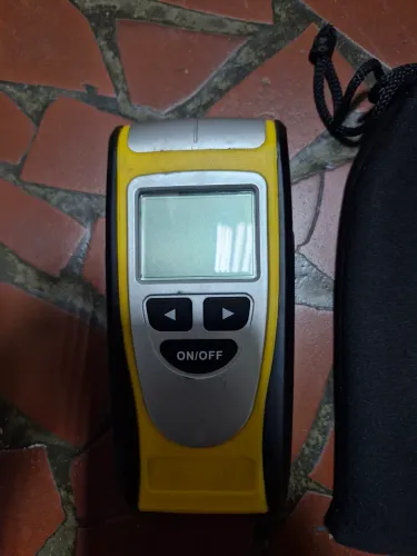 Medidor de distância ultrassônico com mira laser