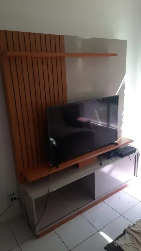 painel para TV com rack, com acabamento em freijó/amadeirado e off-white