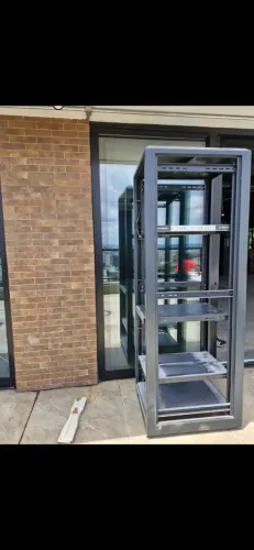 Rack Para Servidor Com Bandejas, Porta e Tampas Laterias Preço De Oportunidade.  