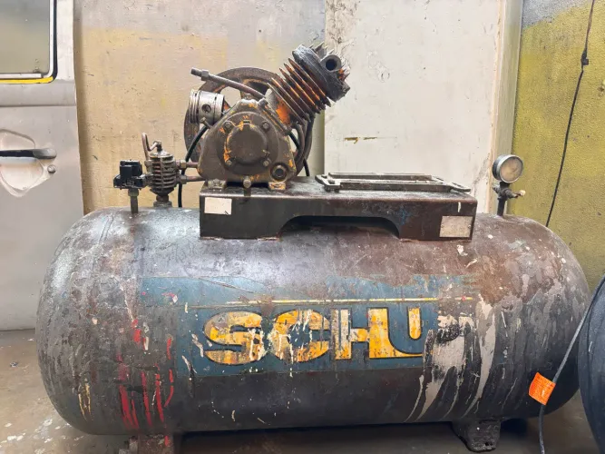 VENDE-SE 2 COMPRESSORES DE AR R$ 2.000 NOS DOIS