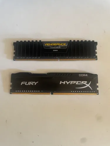 2 memorias ddr4 cada uma de 8gb 2400 mhz