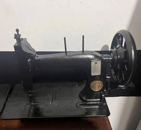 Máquina de Costura Antiga Singer de Ferro - Vintage/Decoração e Colecionador