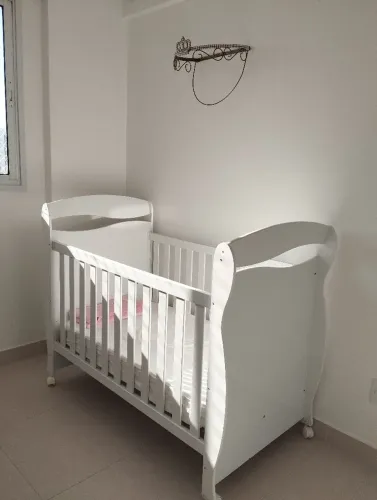 Berço americano branco, acompanha colchão.