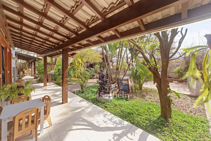 Casa com varandas voltadas para o jardim