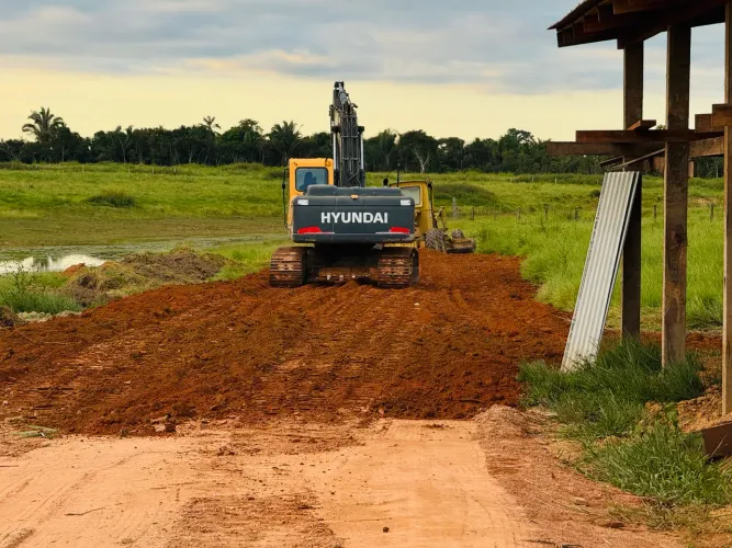 Aluguel de máquinas e caminhões 