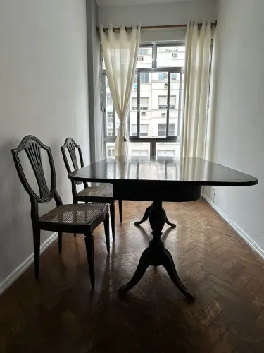 Mesa Antiga Lasteca (Vira Aparador) Em Madeira De Lei + 2 Cadeiras Em Palhinha