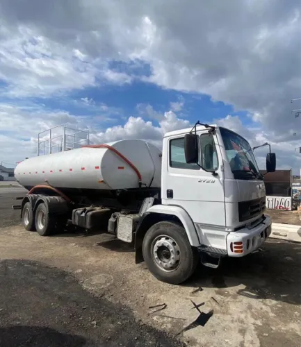 Caminhão Mercedes 2729, ano 2014, traçado, ar condicionado, tanque Gascom 20 mil litros.