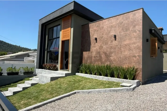 OPORTUNIDADE ÚNICA NO BOSQUE DAS COLINAS: SUA CASA MODERNA EM TERRENO DE ESQUINA!
