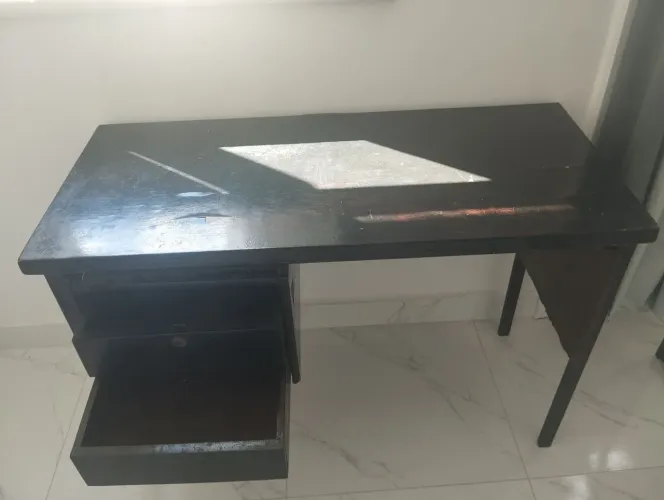 Mesa de madeira com gavetas