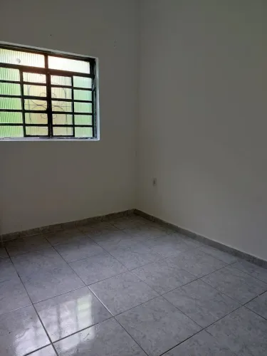 Alugo casa no eymard