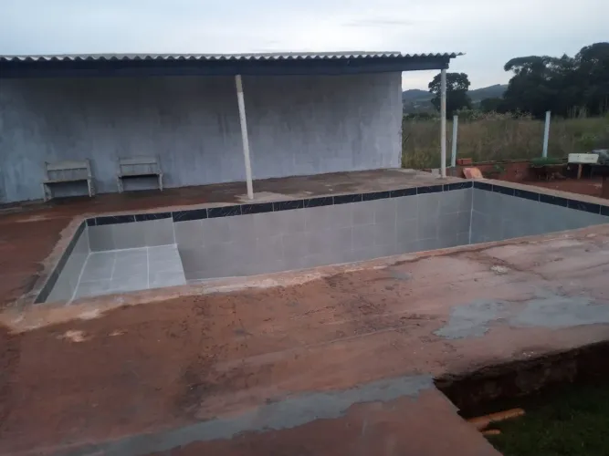 PEDREIRO DISPONÍVEL.