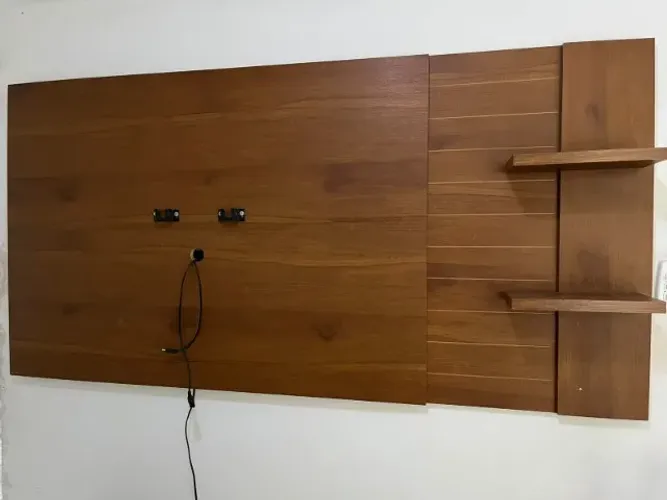 Painel para TV Suspenso Amadeirado com Prateleiras MDF/MDP - Usado - BH