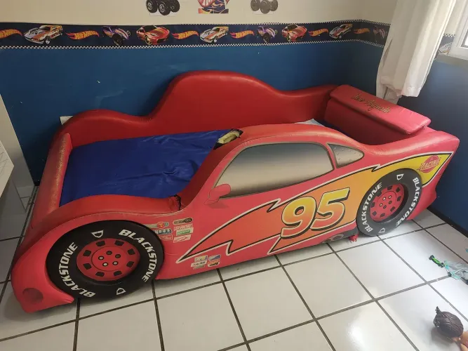Cama infantil relâmpago McQueen com colchão!