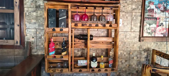 CONJUNTO ADEGA COM BALCAO ACOPLADO E DUAS BANQUETAS RUSTISCAS