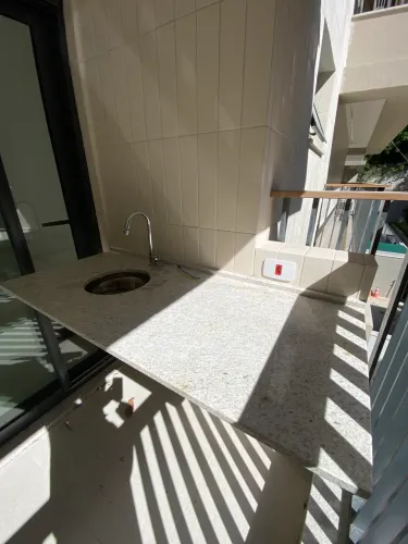 Bancada para cozinha (pia) em granito Itaúna com cuba de inox e torneira