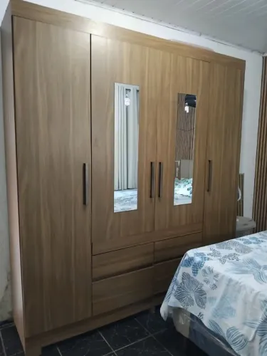 Vendo guarda roupa 4 portas. Grande, espaçoso e com muitas divisórias.