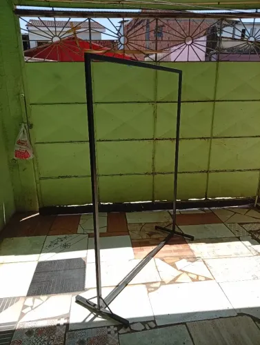 Vendo uma arrara de exposição de roupas