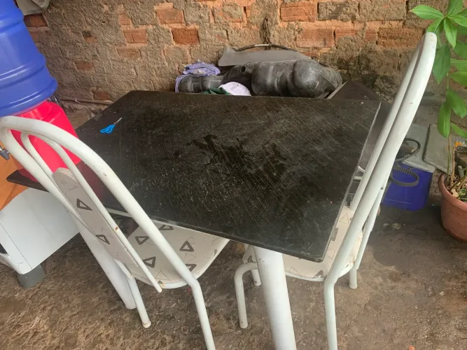 Vendo mesa com 4 cadeira de ferro