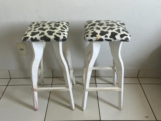 Par de Banquetas Altas Estofadas de Vaquinha em Madeira