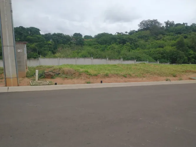 Oportunidade em condomínio de apenas 27 lotes, cercado por mata! Terreno plano de esquina,