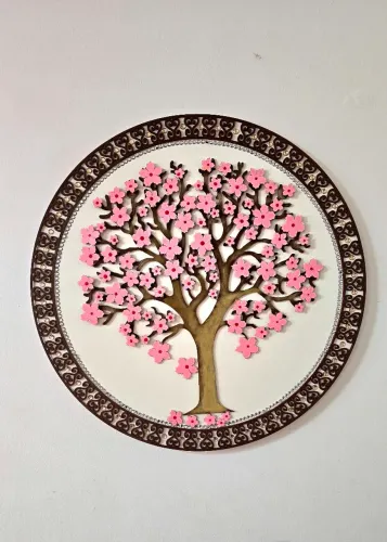 Quadro todo em madeira, com árvore, flores e brilhos colados um a um