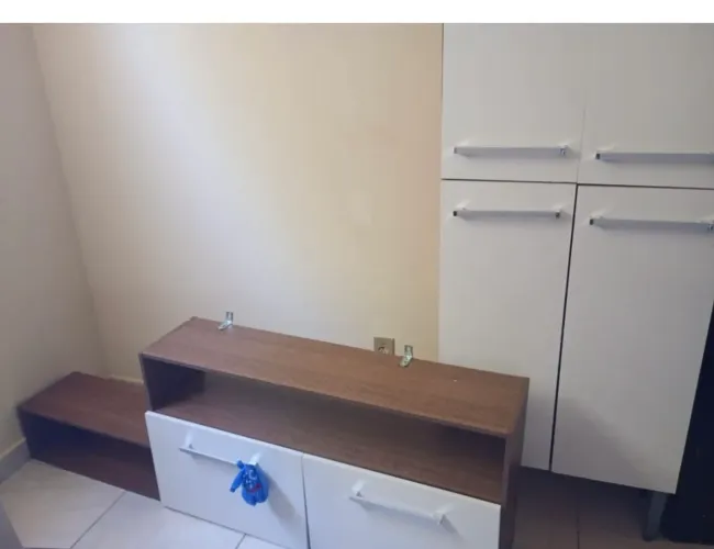 Vendo armário de cozinha semi novo madeira paneleiro e parte Horizontal 400 reais