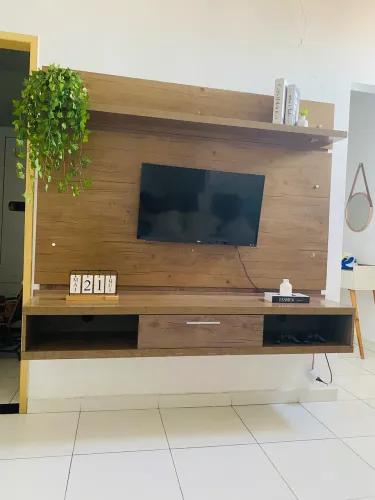 Rack suspenso com painel de TV 