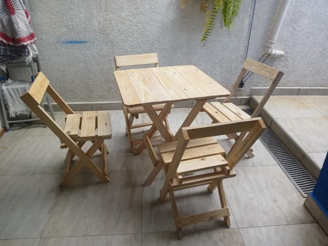 Mesa dobrável com 4 cadeiras