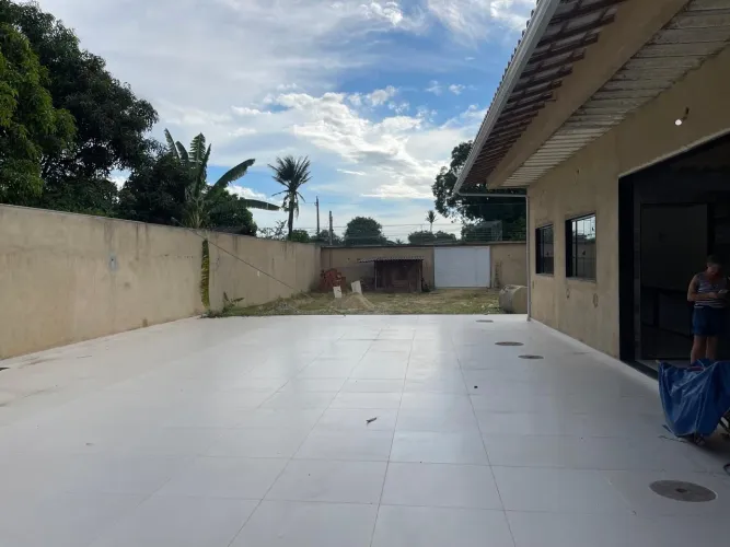 Salão de festa com casa em cima