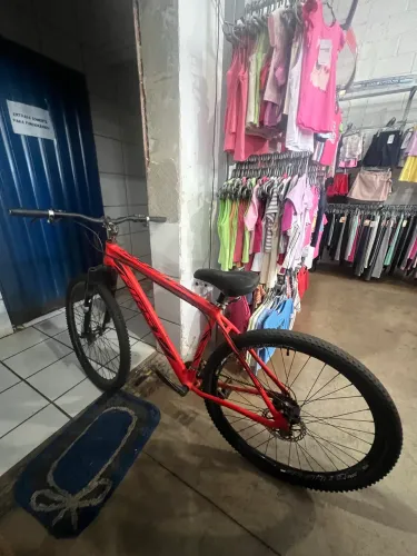 Bike vermelha e preta aro 29