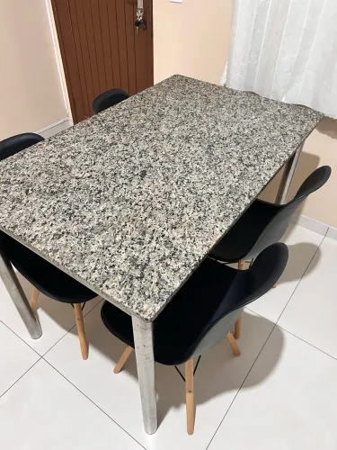 Mesa (não acompanha as cadeiras) 