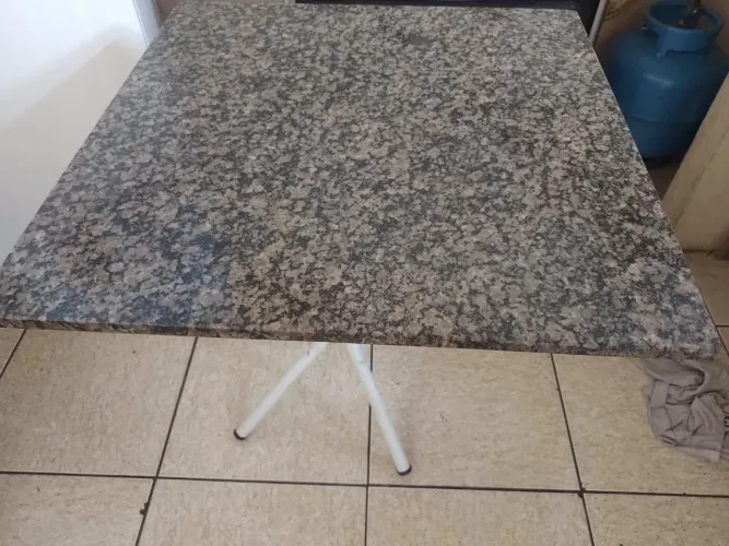 Vende-se uma mesa de mesa de mármore