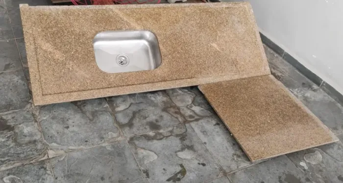 Bancada de granito em "L" com cuba de pia de inox