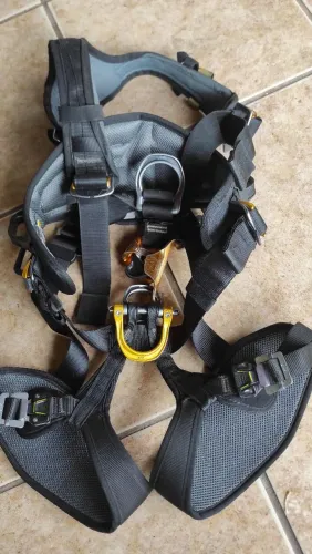 Cinto PQD Petzl Astro Bod Fast - versão europeia