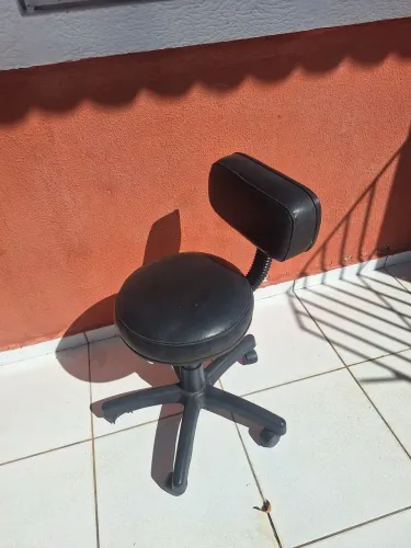 Mocho / Cadeira Giratória de Estética em Couro Sintético (Avariada)