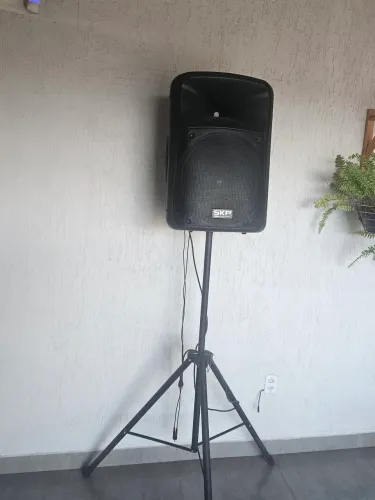Caixa ativa com pedestal
