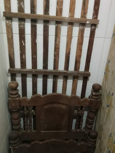 Cama de solteiro em madeira maciça. Acompanha um colchão. Menor preço R$ 225,00
