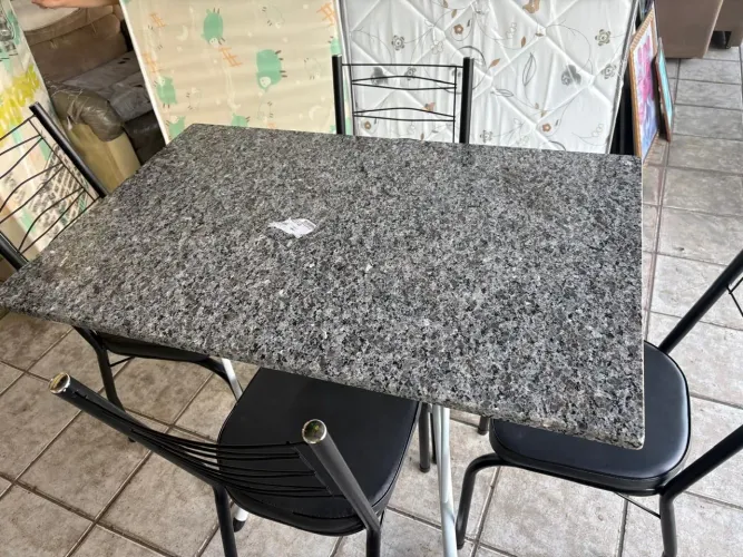 MESA COM 4 CADEIRAS ALCOCHOADAS NOVAS POR 670,00 APENAS DINHEIRO OU PIX