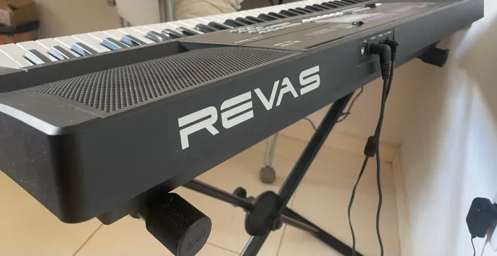 Teclado Roland Revas 61 Teclas + Pedal Sustain