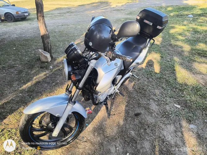 Moto yamara fazer 250 prata 