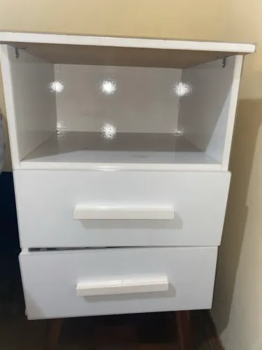 CRIADO-MUDO DE MADEIRA BRANCA