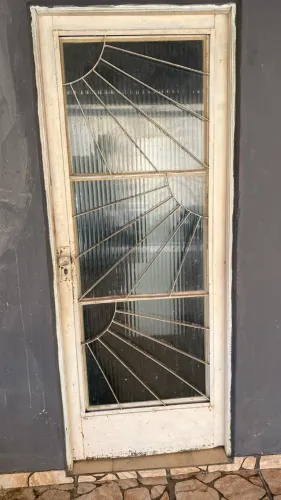 Porta sem marco.