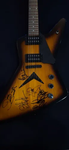 Guitarra Dean Custom Autografada pela banda SAXON