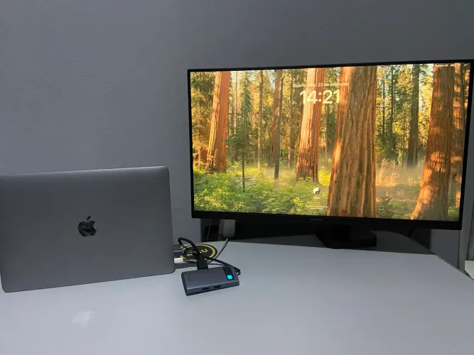 MacBook Pro 2017 - i5 / 8GB RAM - Tela com defeito