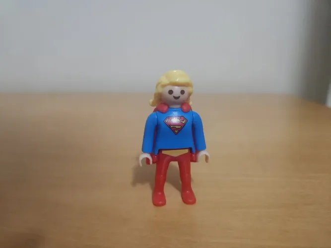 Brinquedo Kinder Ovo DC - Supergirl